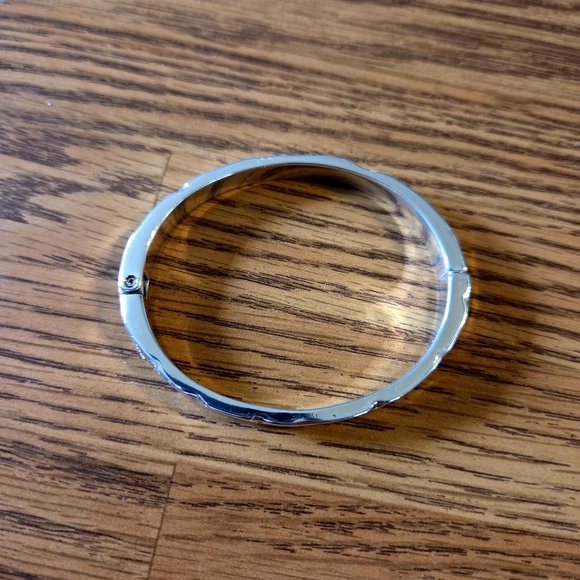 BRIGHTON "Footprints" Silver Hammered Hinged Bangle Bracelet JEWELRY TO LIVE IN - Picture 7 of 12